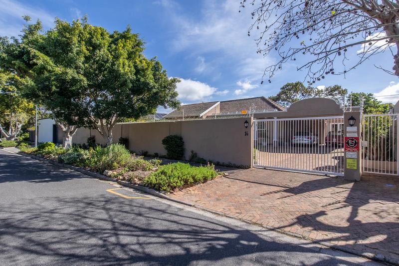 5 Bedroom Property for Sale in Meadowridge Western Cape